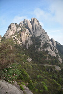 巍峨山峰绿意环绕