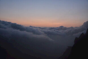 云海之上的绚烂日出