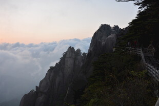 黄山云海中的壮美山峰