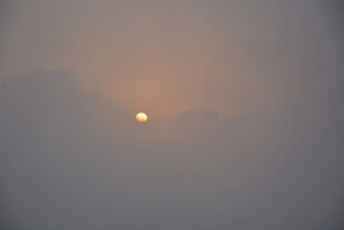 日出时分的朦胧天空