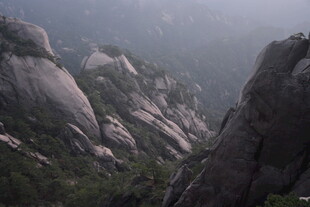 雾中峻峭山峰景观