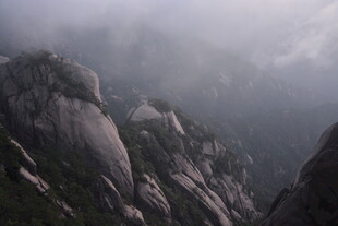 云雾缭绕的壮美山峰