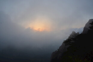 山间云雾中的朦胧日出