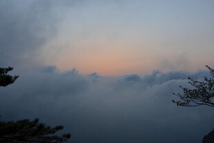 云海之上的绚烂天际