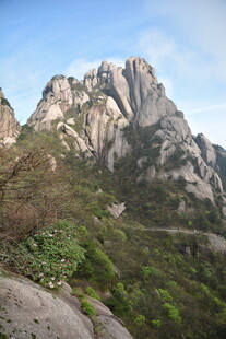 巍峨山峰与葱郁植被