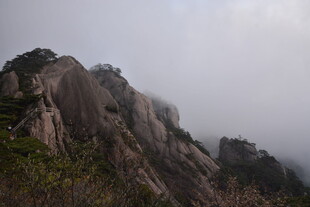 云雾缭绕的险峻山峰