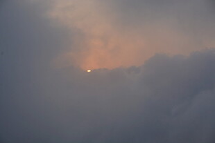 日出穿透云层的朦胧美景