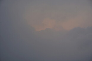 朦胧天空中的暖色调云彩