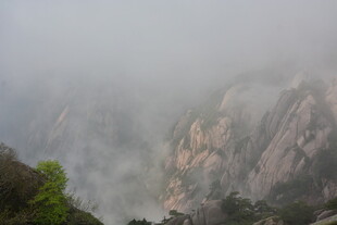 云雾缭绕的壮美山峦