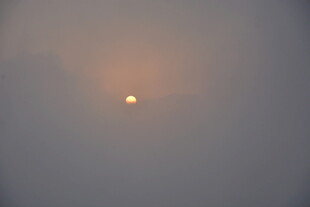 日出时分的朦胧天空