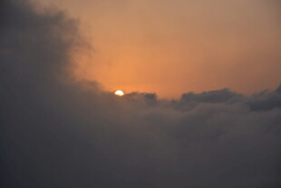 日出云海间的壮丽景观