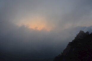 山间云雾中的朦胧日出