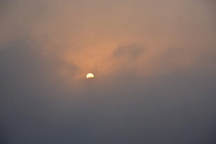 日出穿透云雾的美景