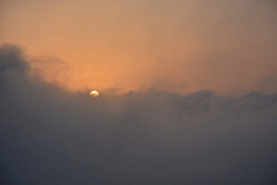 日出云海间的壮丽景观