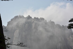 云雾缭绕的壮美山峰