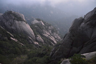 云雾缭绕的壮丽山景