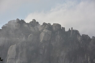 云雾缭绕的壮丽山峰