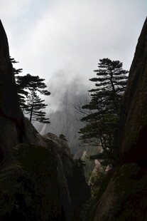 云雾缭绕的险峻山峰