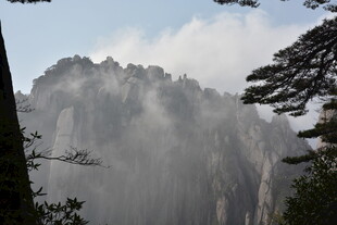 云雾缭绕的壮丽山峰