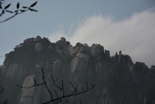 云雾缭绕的峻峭山峰