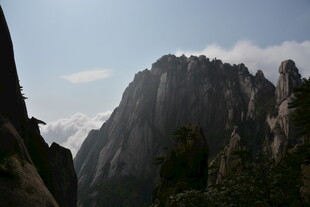 巍峨峻峭的壮丽山峰