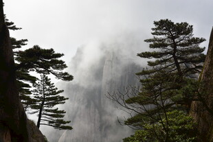 云雾缭绕中的巍峨山峰