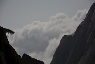 云雾缭绕的巍峨山峰