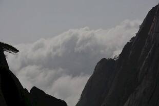 云雾缭绕的巍峨山峰