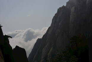 云雾缭绕的巍峨山峰