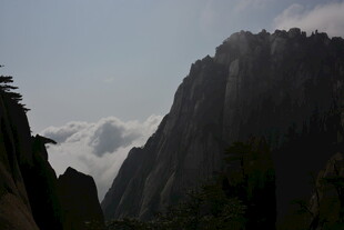 巍峨山峦云雾缭绕美景