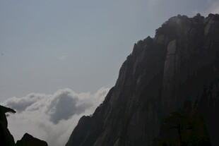 云雾缭绕的巍峨山峰