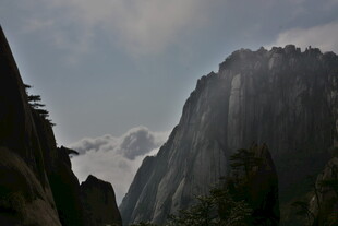 巍峨壮丽的陡峭山峰景观