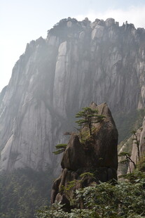 巍峨峻峭的壮丽山峰