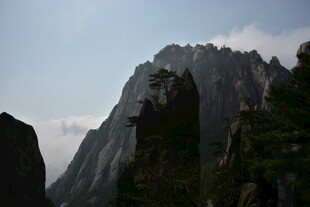 巍峨险峻的壮丽山峰
