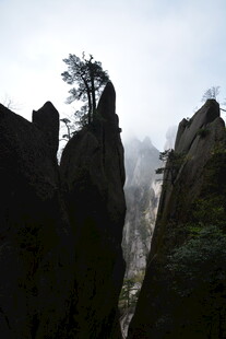 奇峰耸立的壮丽山间景色