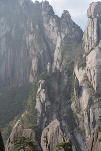 巍峨壮观的险峻山峰