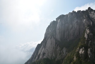 巍峨高山云雾缭绕