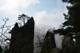 奇峰耸立云雾间