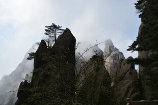奇峰耸立的壮丽山景