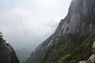 云雾缭绕的壮美山峰