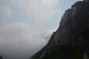 云雾缭绕的险峻山峰