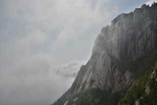 云雾缭绕的巍峨陡峭山峰
