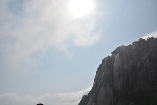 阳光下的巍峨山峰