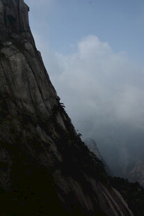 云雾缭绕的险峻山峰