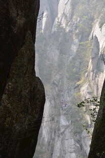 山间岩石缝隙中的壮丽景致