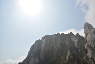 巍峨山峰映于晴朗天空