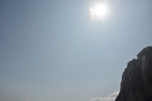 阳光下的峻峭山峰