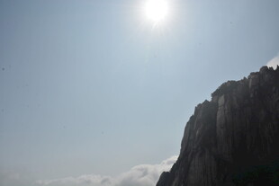 阳光下的巍峨山峰