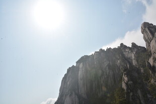 巍峨山峰映耀于晴空之下
