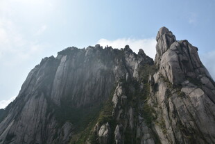 巍峨峻峭的壮丽山峰